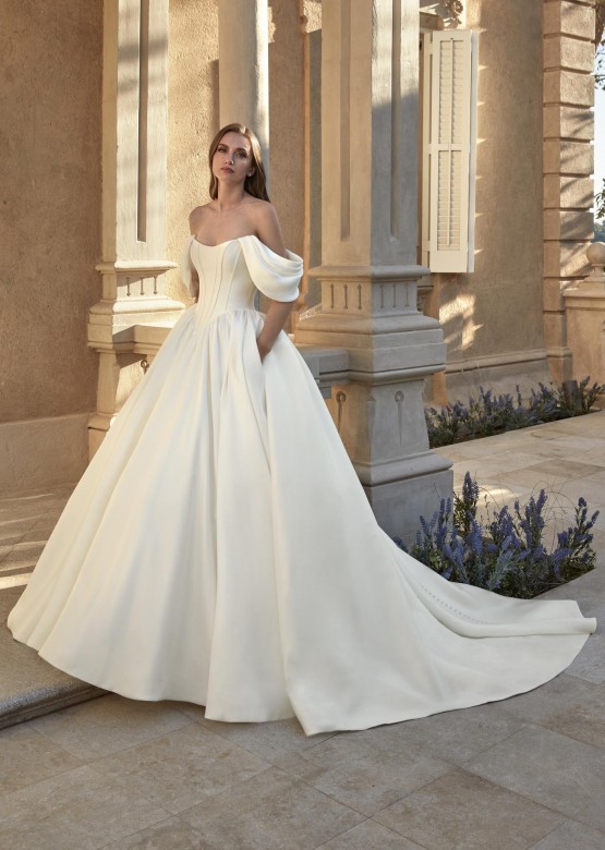 alt='Rochie de mireasă fără bretele de prințesă'