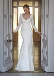 alt='Rochie de mireasă cu decolteu în formă de sirenă și mâneci lungi din crep'